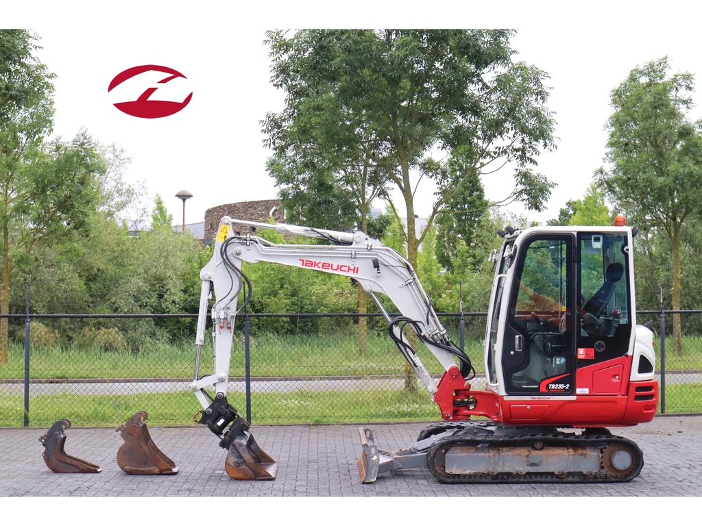 Takeuchi TB 235-2 | TILT COUPLER | 3X BUCKET | HAMMER / SHEAR leasen
