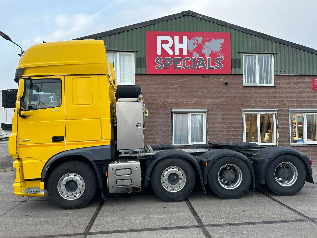 DAF XF 530 8X4 140 TON 384000 KM leasen