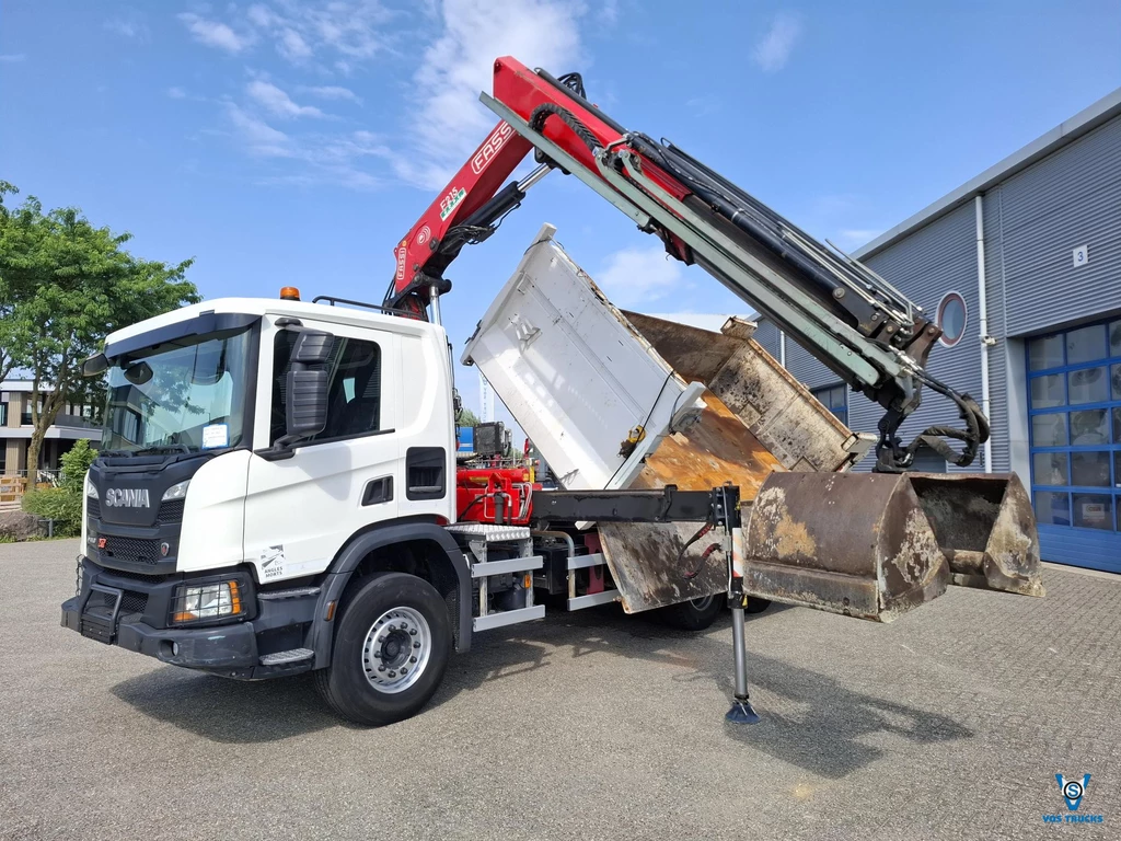 Scania P NGS XT P410 / 6X4 / RETARDER / ONLY:192584 KM / BIG AXLE / FASSI F215A / REMOTE / ROTATOR / 2SIDE TIPPER / FULL-STEEL / DRUM BRAKES / TUV:01-03-2027 / EURO-6 / 2018 leasen