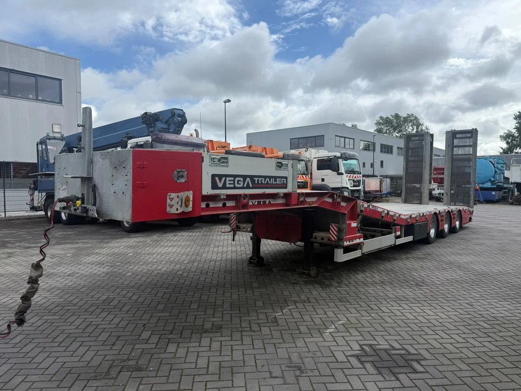 Trailer | Vega 3-Axle Low Loader | Hydraulically Height-Adjustable Loading Bed | Steered Rear Axle | Hydraulic Ramps | Wideners leasen