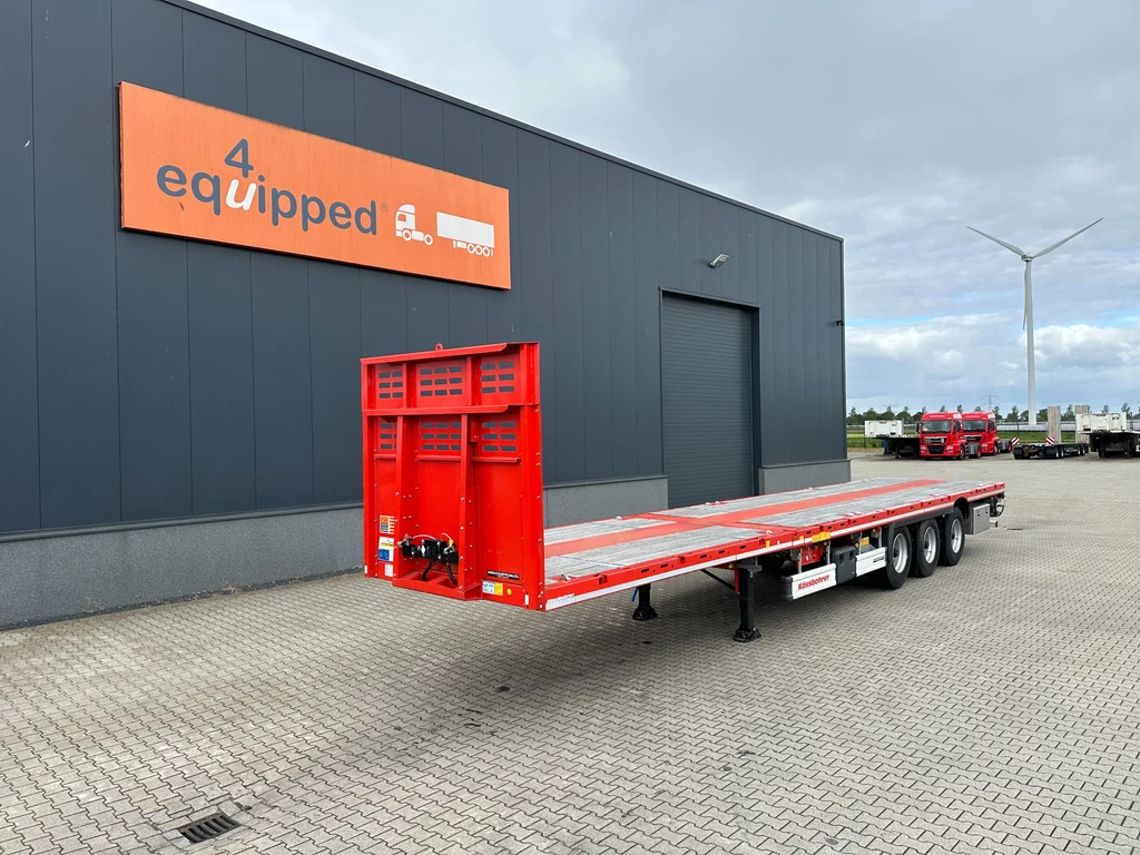 KAESSBOHRER new and unused Heavy-Duty flatbed / 690cm extendable / steering axle / lift axle / twistlocks / timberstakes / NL-trailer / APK: 04-2027 leasen