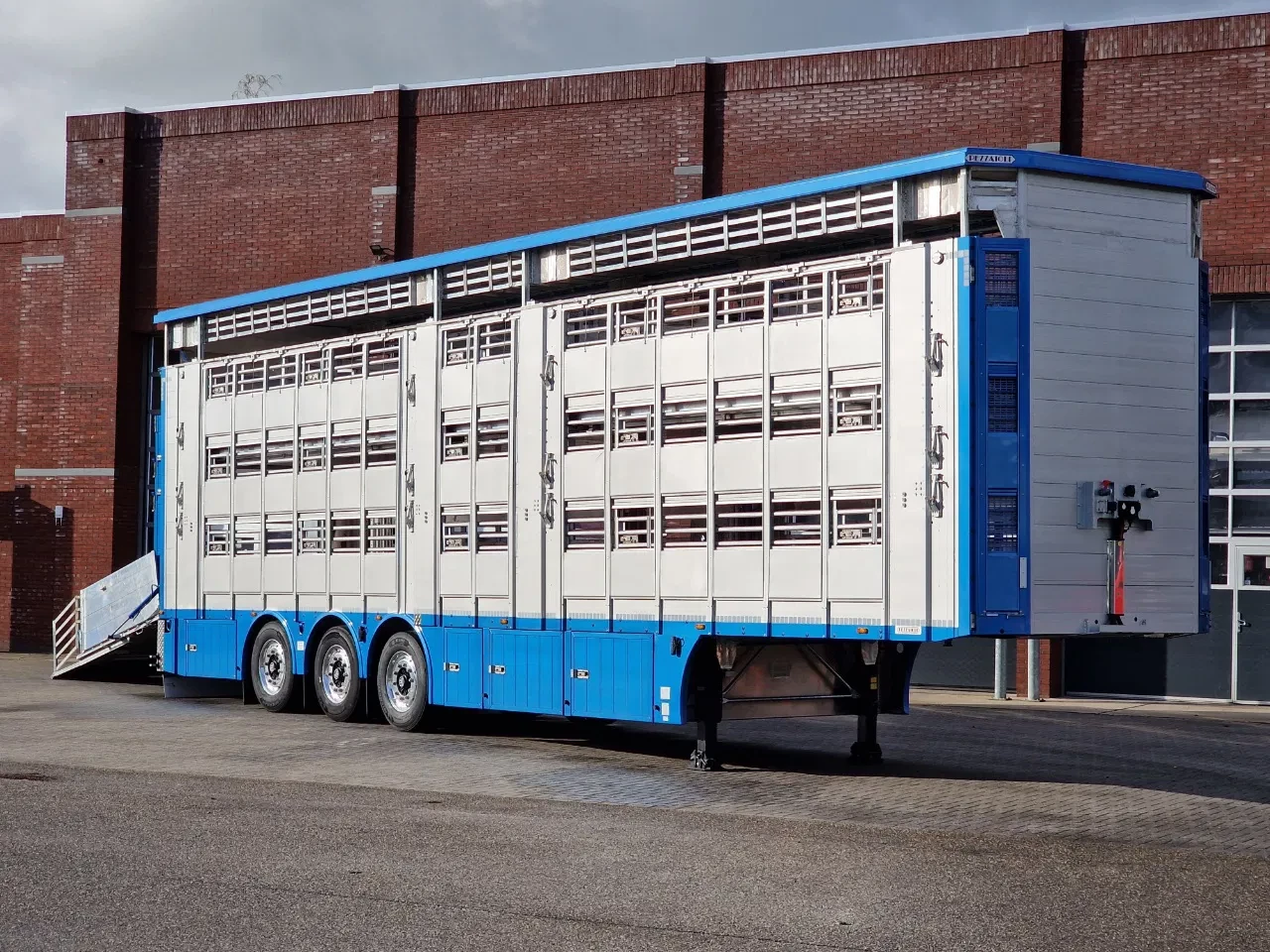 Pezzaioli New 3 stock livestock trailer 95.4M2 - Water & Ventilation - Lifting floors - Lifting roof - Lift axle leasen
