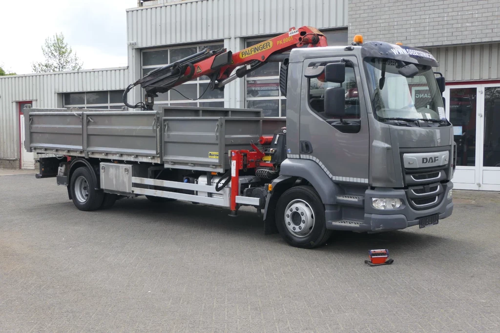 DAF LF 230 | Tipper & Crane | PALFINGER PK9001 + Remote control | 92700Km | 2020 | 16Ton | 6 Cylinder | 3rd Seat | Belgium Truck leasen